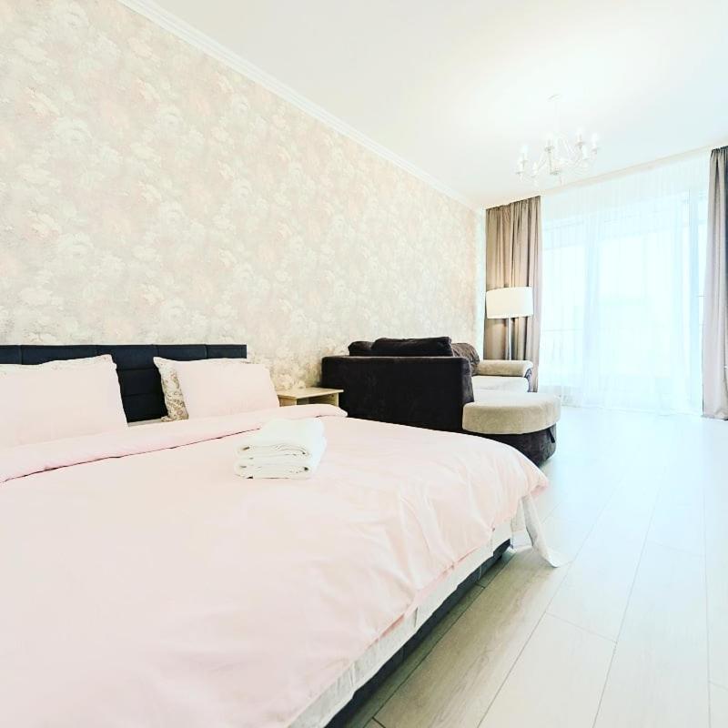 1 Room 60M2 Center Of Obolon Near River Side. With Terrace. 22 Floor Kyiv Exterior photo
